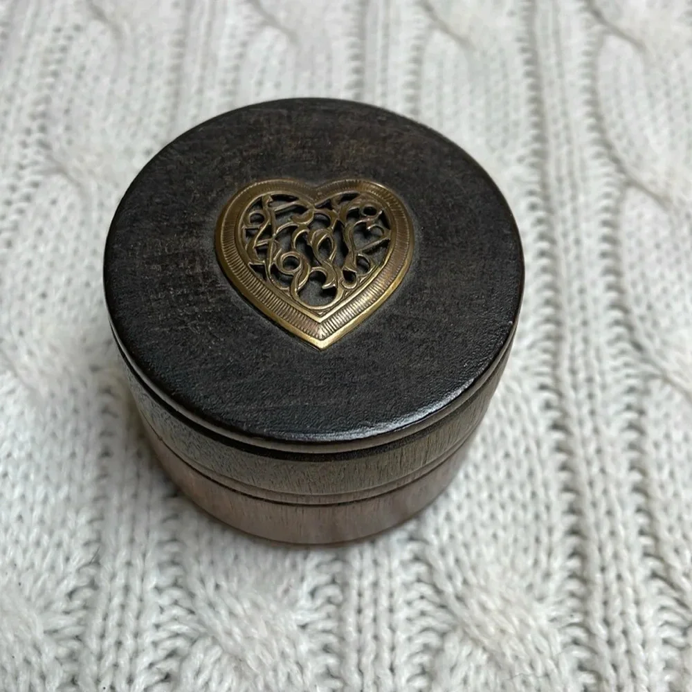 Wooden Trinket box with metal heart top. Measurement’s in pics. Jewelry rings - Picture 2 of 7